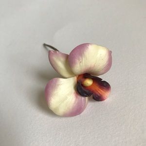 ✨ SOLD ✨ Orchid accessory flown in from Hawaii !